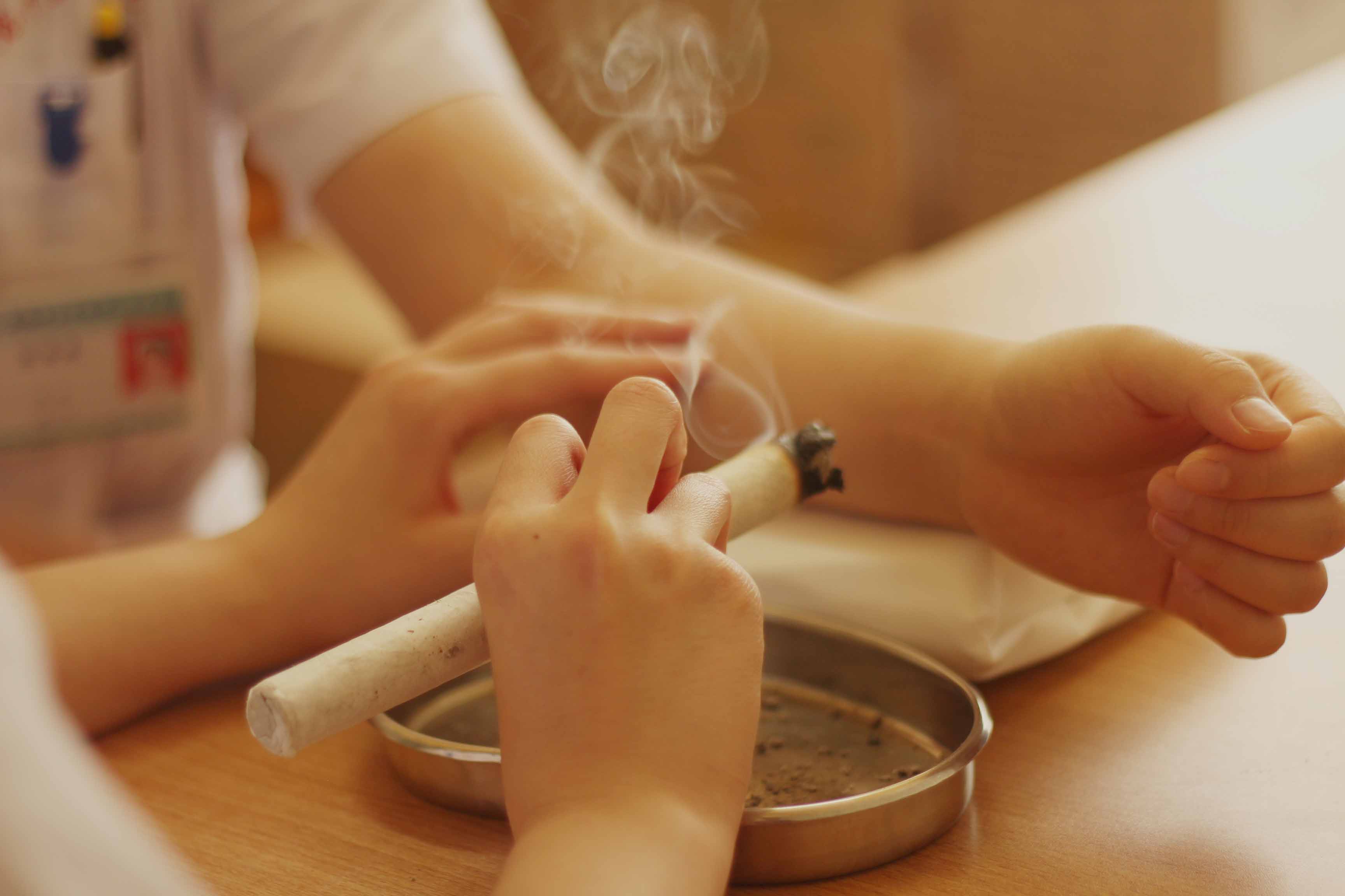 艾灸調(diào)氣血扶正氣！詳解肚臍燒艾的操作方法